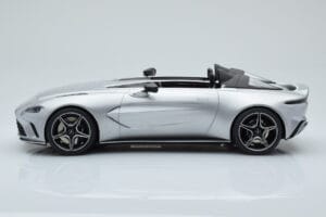 Aston Martin V12 Speedster Sudrabs GT Spirit 1:18 GT430 Sveķi — attēls 3 no 6