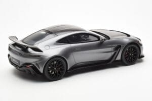 Aston Martin V12 Vantage Magnetic Sudrabs GT Spirit 1:18 GT443 Sveķi — attēls 2 no 6