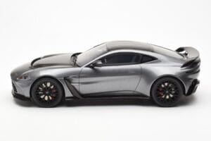 Aston Martin V12 Vantage Magnetic Sudrabs GT Spirit 1:18 GT443 Sveķi — attēls 3 no 6