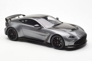 Aston Martin V12 Vantage Magnetic Sudrabs GT Spirit 1:18 GT443 Sveķi — attēls 4 no 6