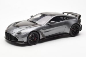 Aston Martin V12 Vantage Magnetic Sudrabs GT Spirit 1:18