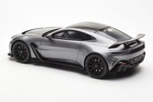 Aston Martin V12 Vantage Magnetic Sudrabs GT Spirit 1:18 GT443 Sveķi — attēls 5 no 6