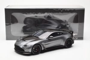 Aston Martin V12 Vantage Magnetic Sudrabs GT Spirit 1:18 GT443 Sveķi — attēls 6 no 6