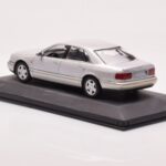 Audi A8 D2 Sudrabs Zaļa Svītra Minichamps 1:43 - image 3 of 4