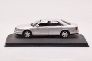 Audi A8 D2 Sudrabs Zaļa Svītra Minichamps 1:43