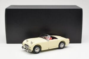 Austin-Healey Sprite Mk I Open Old English Balts Kyosho 1:18 08953EW Metāls — attēls 8 no 8