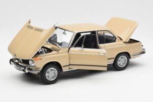BMW 2002 Ti E10 Sahara Bēšs Kyosho 1:18 08541BG Metāls — attēls 2 no 8