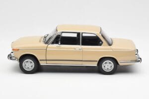 BMW 2002 Ti E10 Sahara Bēšs Kyosho 1:18 08541BG Metāls — attēls 4 no 8
