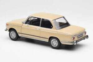 BMW 2002 Ti E10 Sahara Bēšs Kyosho 1:18 08541BG Metāls — attēls 7 no 8