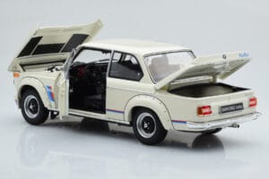 BMW 2002 Turbo Balts Kyosho 1:18 08544W Metāls — attēls 3 no 8