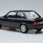 BMW 325i E30 Melns Norev 1:18 - image 5 of 6