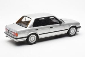 BMW 325i E30 Sudrabs Otto 1:18 OT912 Sveķi — attēls 2 no 6