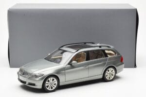 BMW 330i E91 Touring Pelēks Metallic Kyosho 1:18 80430394359 Metāls — attēls 8 no 8