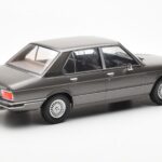 BMW 520i E28 Pelēks MCG 1:18 - image 2 of 6