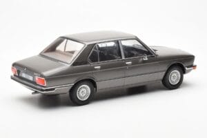 BMW 520i E28 Pelēks MCG 1:18 MCG18121 Metāls — attēls 2 no 6