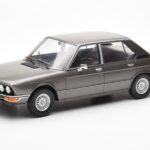 BMW 520i E28 Pelēks MCG 1:18