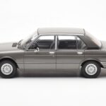 BMW 520i E28 Pelēks MCG 1:18 - image 3 of 6