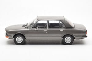 BMW 520i E28 Pelēks MCG 1:18 MCG18121 Metāls — attēls 3 no 6