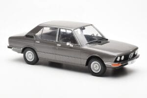 BMW 520i E28 Pelēks MCG 1:18 MCG18121 Metāls — attēls 4 no 6