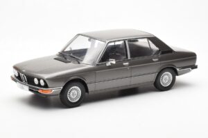 BMW 520i E28 Pelēks MCG 1:18