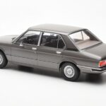 BMW 520i E28 Pelēks MCG 1:18 - image 5 of 6