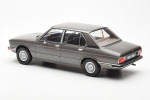 BMW 520i E28 Pelēks MCG 1:18 MCG18121 Metāls — attēls 5 no 6