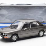 BMW 520i E28 Pelēks MCG 1:18 - image 6 of 6