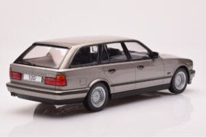 BMW 530i E34 Touring Pelēks Metaliks MCG 1:18 MCG18330 Metāls — attēls 2 no 6