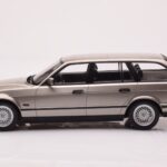 BMW 530i E34 Touring Pelēks Metaliks MCG 1:18 - image 3 of 6
