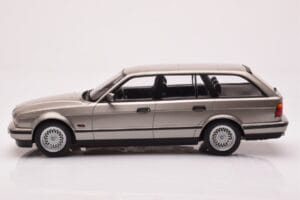 BMW 530i E34 Touring Pelēks Metaliks MCG 1:18 MCG18330 Metāls — attēls 3 no 6