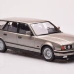 BMW 530i E34 Touring Pelēks Metaliks MCG 1:18 - image 4 of 6