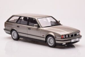 BMW 530i E34 Touring Pelēks Metaliks MCG 1:18 MCG18330 Metāls — attēls 4 no 6
