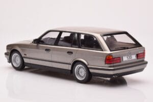 BMW 530i E34 Touring Pelēks Metaliks MCG 1:18 MCG18330 Metāls — attēls 5 no 6