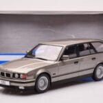 BMW 530i E34 Touring Pelēks Metaliks MCG 1:18 - image 6 of 6