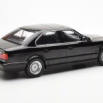 BMW 540i E34 Melns Metallic MCG 1:18 - image 2 of 6