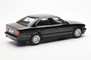 BMW 540i E34 Melns Metallic MCG 1:18 MCG18157 Metāls — attēls 2 no 6