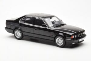 BMW 540i E34 Melns Metallic MCG 1:18 MCG18157 Metāls — attēls 4 no 6