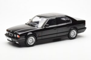 BMW 540i E34 Melns Metallic MCG 1:18