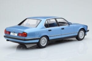 BMW 7 Series E32 730i Zils MCG 1:18 MCG18160 Metāls — attēls 2 no 5