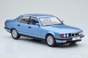 BMW 7 Series E32 730i Zils MCG 1:18 MCG18160 Metāls — attēls 3 no 5