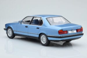 BMW 7 Series E32 730i Zils MCG 1:18 MCG18160 Metāls — attēls 4 no 5