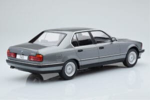 BMW 7 Series E32 740i Sudrabs MCG 1:18 MCG18161 Metāls — attēls 2 no 5