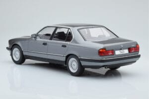 BMW 7 Series E32 740i Sudrabs MCG 1:18 MCG18161 Metāls — attēls 4 no 5