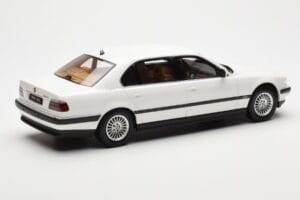 BMW 750iL E38 Asia Exclusive Balts Otto 1:18 OT836 Sveķi — attēls 2 no 6