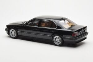BMW 750iL E38 Melns Otto 1:18 OT609 Sveķi — attēls 5 no 6