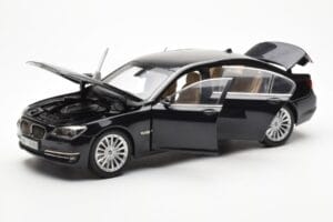 BMW 750Li F02 Facelift Carbon Melns Kyosho 1:18 08784BK Metāls — attēls 2 no 8