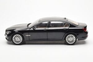 BMW 750Li F02 Facelift Carbon Melns Kyosho 1:18 08784BK Metāls — attēls 4 no 8
