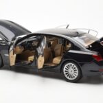BMW 750Li F02 Facelift Carbon Melns Kyosho 1:18 - image 5 of 8