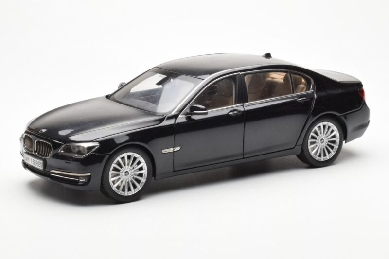BMW 750Li F02 Facelift Carbon Melns Kyosho 1:18