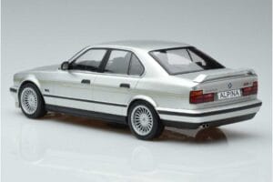 BMW Alpina B10 4.6 E34 Sudrabs MCG 1:18 MCG18231 Metāls — attēls 5 no 5